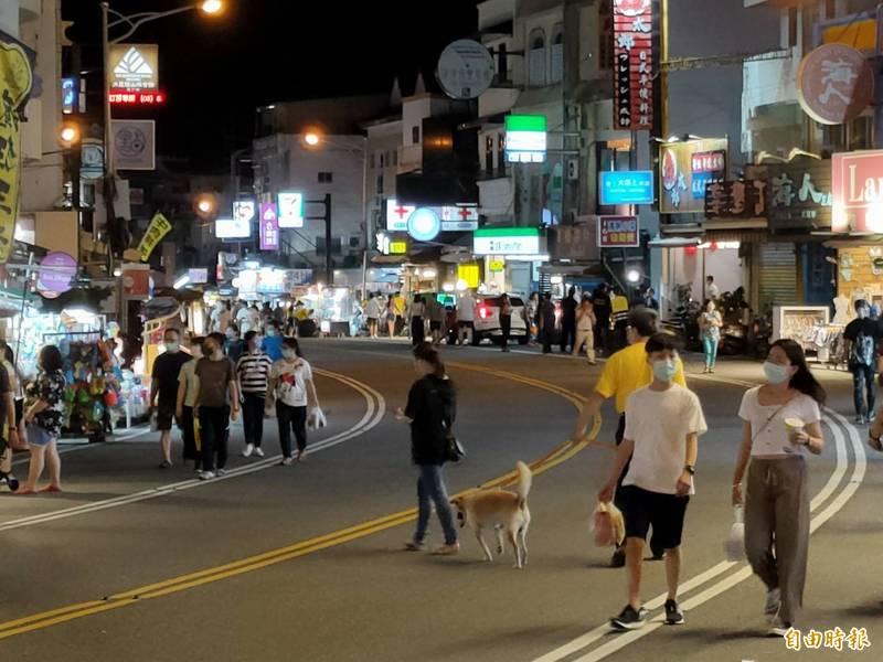 墾丁大街夜市「試營運」，單日最高累積人次僅千人。（記者蔡宗憲攝）