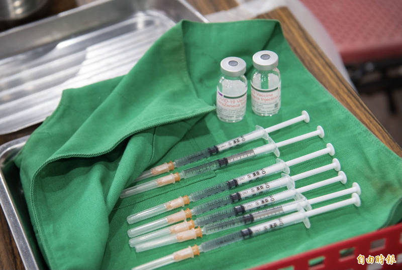 南投縣國小教職員和上波未造冊的幼兒園教職員20日開打疫苗，打的是AZ疫苗。（記者陳鳳麗攝）