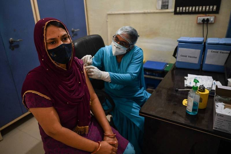 图为印度医护人员为民众接种AZ疫苗。（法新社）(photo:LTN)