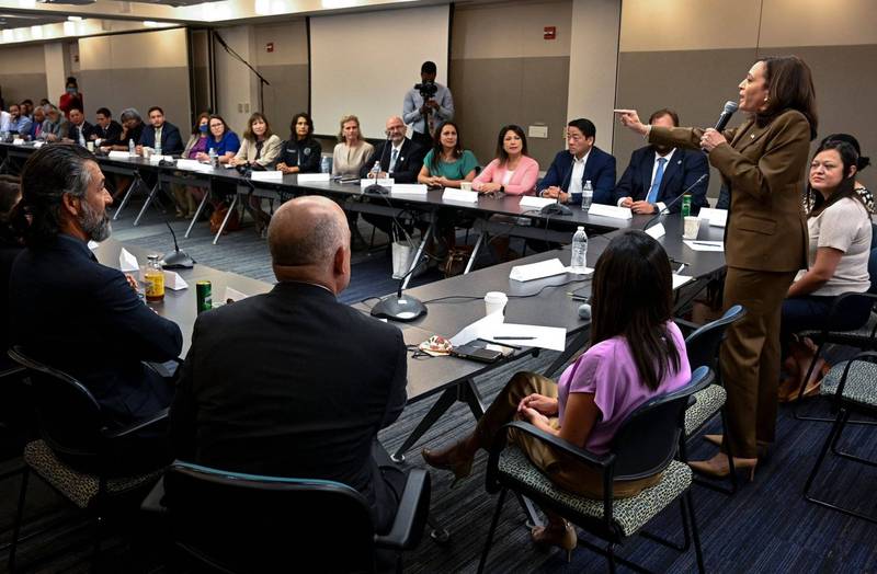 美国副总统贺锦丽（右二立者）13日在华盛顿接见德州民主党州议员一行人，事后传出其中3人确诊。（法新社资料照）(photo:LTN)