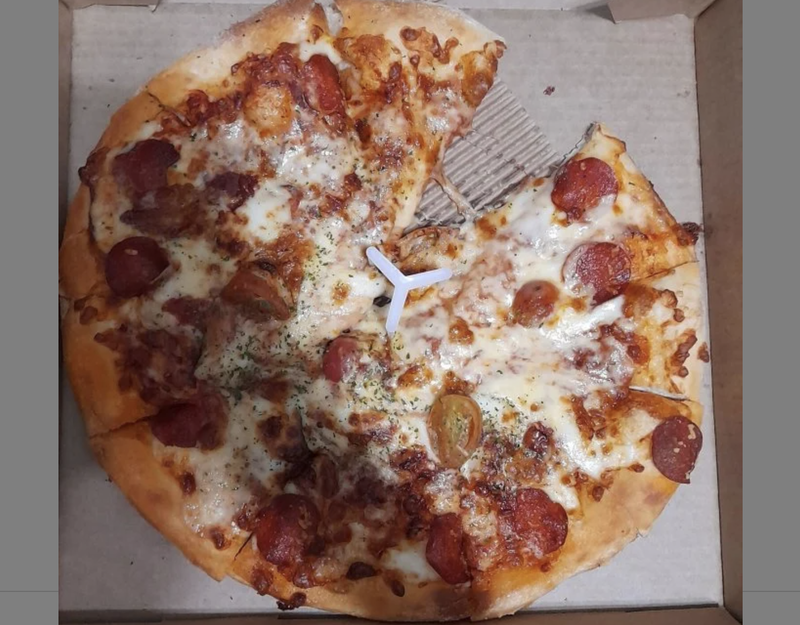 網友打開盒子發現披薩疑似少了一片，讓她感到非常困惑。（圖取自匿名平台「Dcard」）