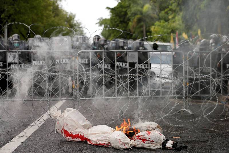 示威群众焚烧假尸袋，象征因政府防疫不力，导致染疫惨死的确诊遗体被火化。（路透）(photo:LTN)