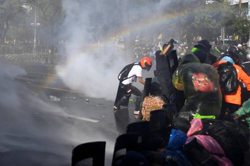 泰國警方使用高壓水炮等制止集會民眾，目前已有多人受傷。（路透）