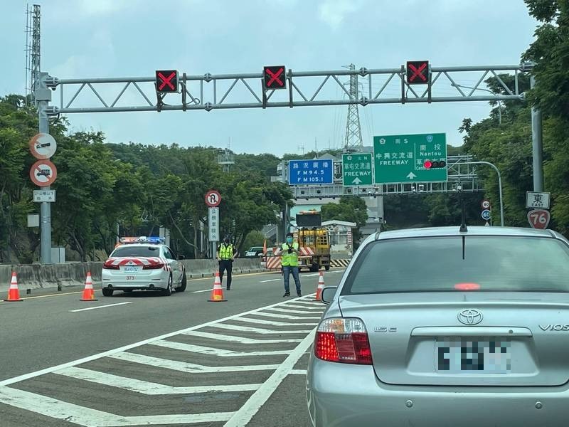 台76線八卦山隧道發生火燒車意外，警方在洞口前進行車輛管制，用路人車輛大排長龍。（民眾提供）