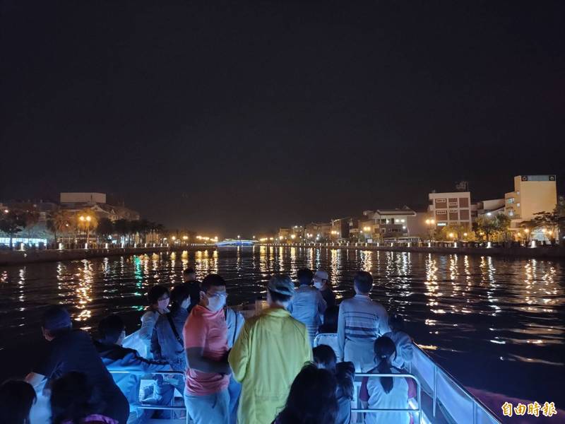 台南運河遊船於2019年12月啟航，夜間遊船深受遊客喜愛。（記者蔡文居攝）