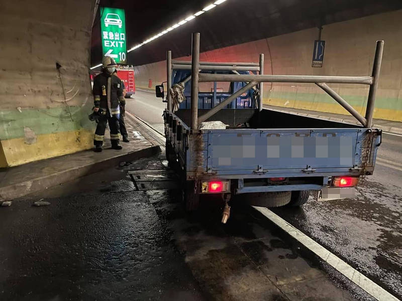 小貨車開在八卦山隧道，車斗最前端突起火燃燒。（南投縣消防局提供）