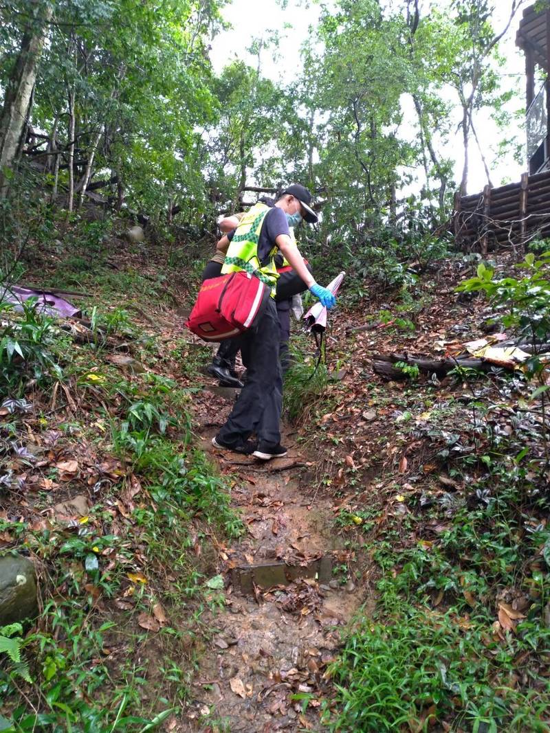 民眾攀登大坑五號步道疑遭雷擊，消防人員前往救護。（記者歐素美翻攝）