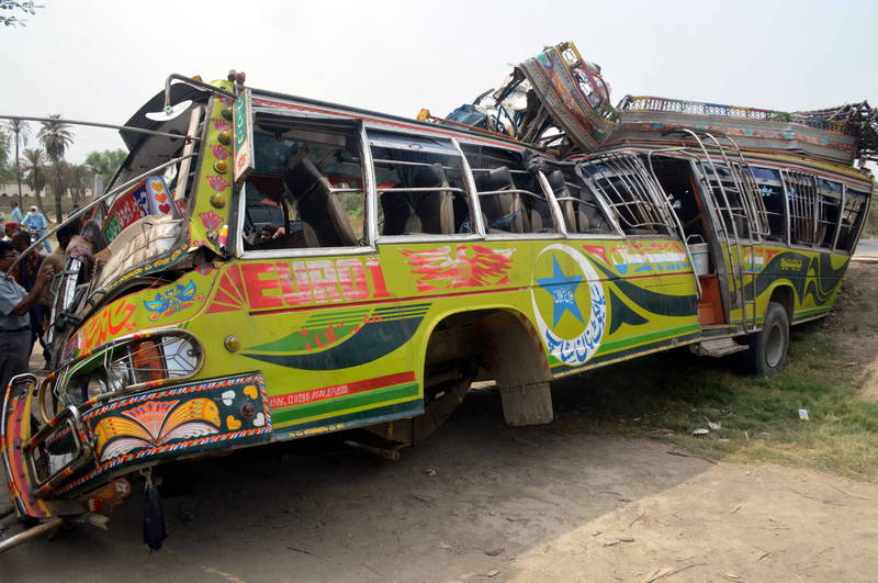 巴基斯坦今天发生严重车祸，一辆行驶中的巴士与货柜车相撞，造成33人死亡40人受伤。（欧新社）(photo:LTN)