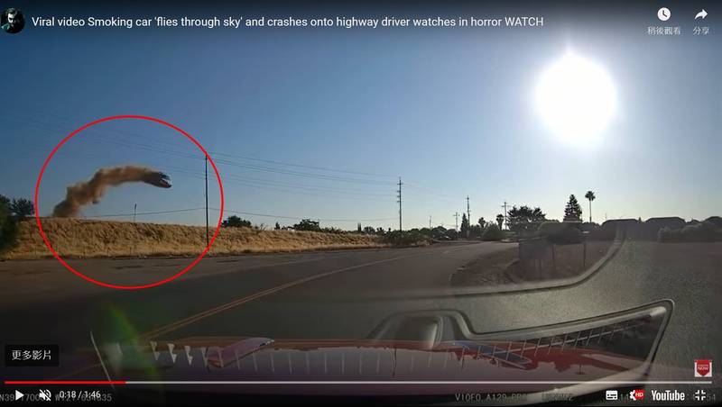 美国加州尤巴市（Yuba City）日前一辆白色轿车突从空中窜出，且翻滚多圈后才摔落至马路中央。（图取自Ganguteli YouTube）(photo:LTN)