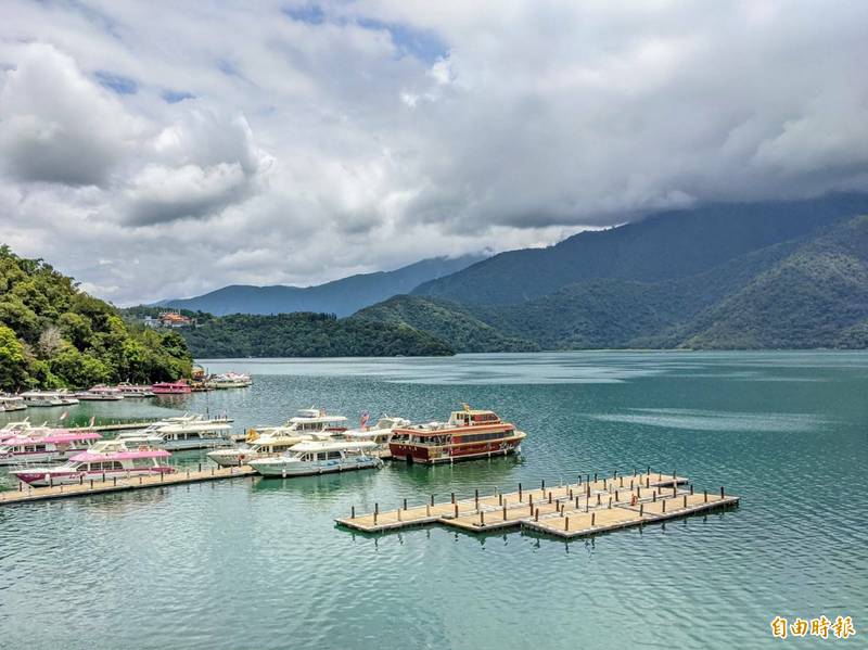 疫情微解封，日月潭水景回歸，但遊艇公會考量船家多未打疫苗，仍不開航，不過經過爭取，有望專案接種，也讓潭區遊湖與觀光露出曙光。（記者劉濱銓攝）