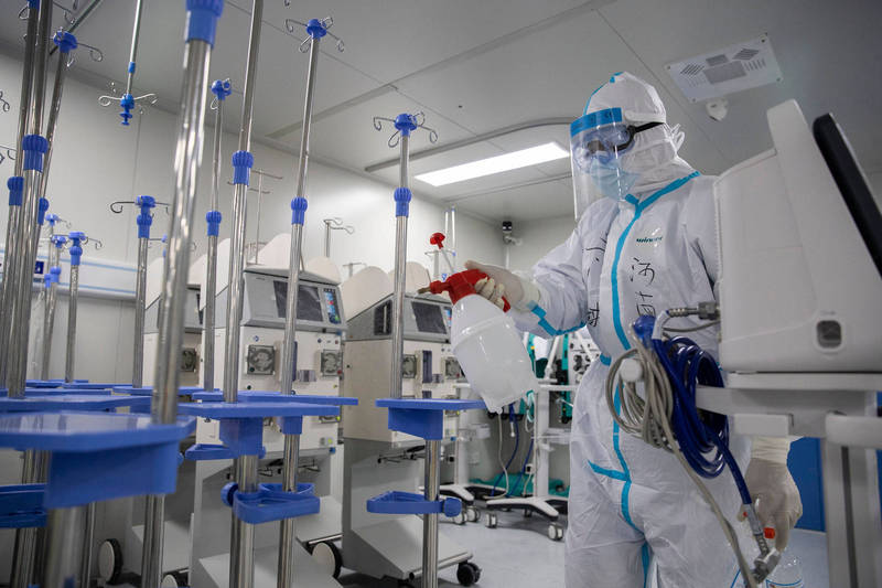 去年4月武汉市针对武汉肺炎疫情设立的临时专责医院「雷神山医院」，工作人员消毒院内医疗器材。（法新社档案照）(photo:LTN)