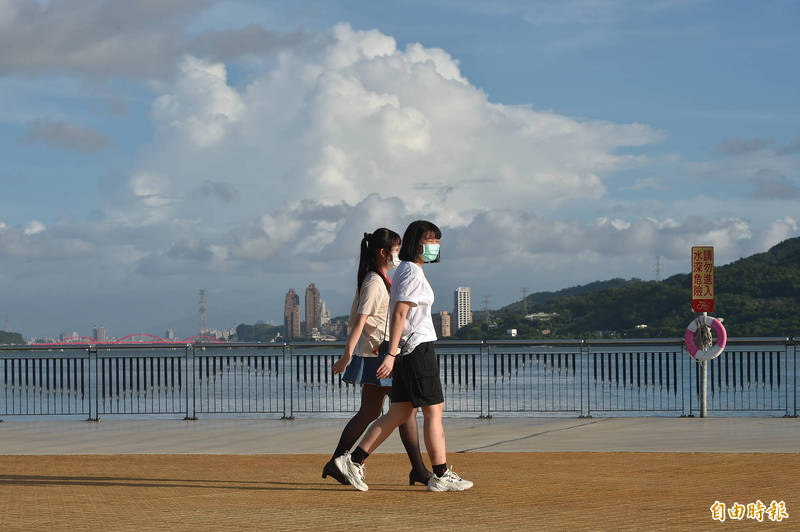 受烟花颱風影響，台灣天空雲層已出現變化。明天北部及東北部上半天雨勢將一波波出現，下半天雨勢更多，請民眾注意。（記者塗建榮攝）