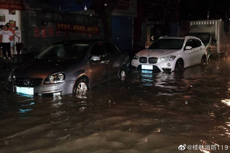 桂林20日晚间因淹水过高，消防队紧急出动救出困在轿车内的民众。（图取自微博）(photo:LTN)