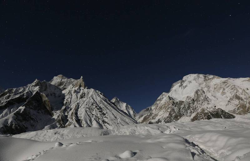 「无指登山家」金洪彬攻顶布洛阿特峰（右）后，于下山途中坠入冰隙失踪。（路透）(photo:LTN)