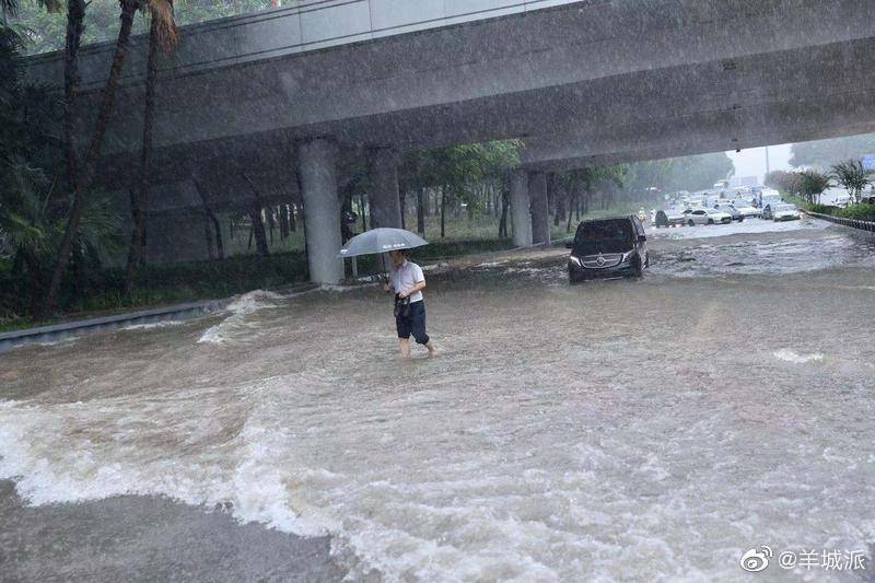 深圳市区地势地漥处也不断传出淹水灾情，许多车辆受困在路上动弹不得，民众冒险涉水走过淹水路段。（图取自微博）(photo:LTN)