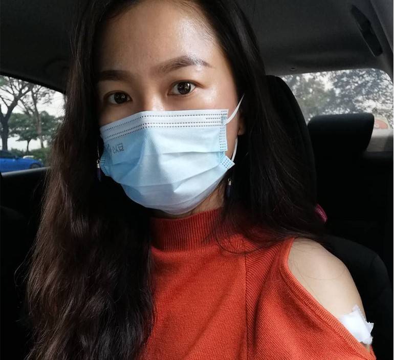 大馬美女露香肩打AZ疫苗 慘遭接種人員問「可以插妳嗎？」