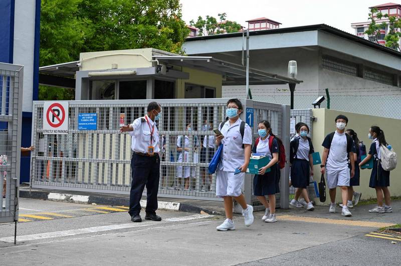 新加坡立化中學學生們在事發後（19日）提早離校。（法新社）