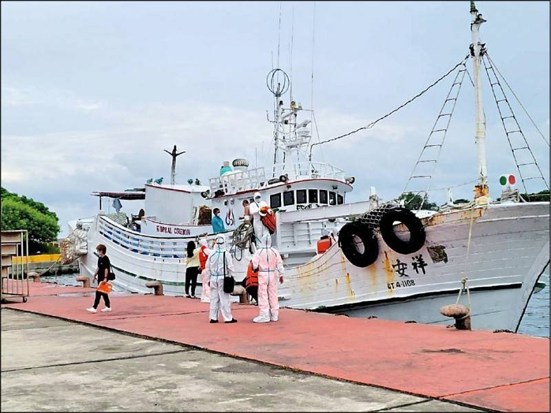 昨日海巡署查獲一艘載運偷渡客的本國籍漁船，船上6名偷渡客確診，漁業署祭出撤照重罰，也指出這是疫情爆發以來首度查獲有偷渡客的漁船撤照事件。（資料照，岸巡隊提供）