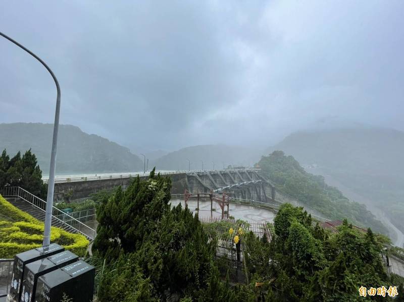 受到颱風影響，石門水庫園區陸續下起陣雨。（記者李容萍攝）