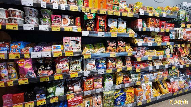 中颱「烟花」來勢洶洶,有網友表示自己小時候對放颱風假很有好感,因為可以買零食吃,但長大才知道颱風其實很可怕,便在論壇上詢問,「有沒有人跟我一樣小時候對颱風有好感的?」。(資料照) 中颱「烟花」來勢洶洶,有網友表示自己小時候對放颱風假很有好感,因為可以買零食吃,但長大才知道颱風其實很可怕,便在論壇上詢問,「有沒有人跟我一樣小時候對颱風有好感的?」。(資料照)