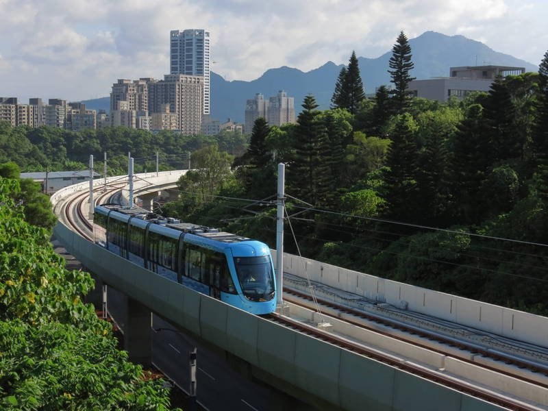 新北捷運公司1名員工打完疫苗後，在個人社群平台上分享接種經驗，事後卻遭到公司懲處，引起外界質疑妨害個人隱私和言論自由。圖為新北捷運公司營運的淡海輕軌。（資料照，新北捷運公司提供）