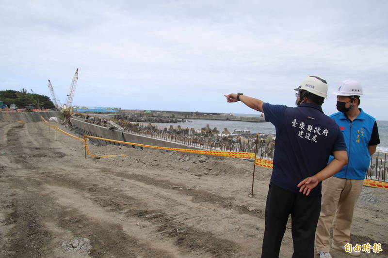 台東縣府進行富岡漁港東56線道路工程，預計9月完工。（記者黃明堂攝）