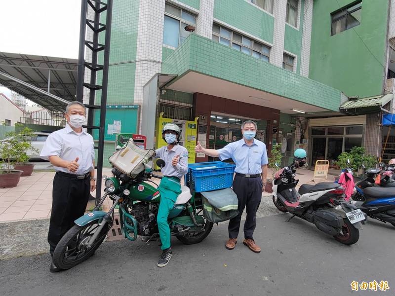 梅山郵局郵務士陳永昌（中），日前送信時機警發覺民宅火警，及時協助通報警消、找尋屋主阻止火勢延燒，嘉義郵局副局長孫聰銘（左）、梅山郵局經理謝錦鋒（右）讚他很有善心、警覺心。（記者王善嬿攝）