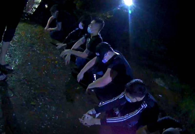 兩幫黑衣人趁微解封後,相約到基隆市大武崙一間廢棄的農舍賭天九牌,一方賭輸指控對方詐賭,雙方人馬打成一團;警方獲報趕抵,將兩幫人馬共18人全數逮捕,除依賭博罪嫌偵辦外,另將18人依違反「傳染病防治法」送衛生局裁罰。(記者林嘉東翻攝) 兩幫黑衣人趁微解封後,相約到基隆市大武崙一間廢棄的農舍賭天九牌,一方賭輸指控對方詐賭,雙方人馬打成一團;警方獲報趕抵,將兩幫人馬共18人全數逮捕,除依賭博罪嫌偵辦外,另將18人依違反「傳染病防治法」送衛生局裁罰。(記者林嘉東翻攝)