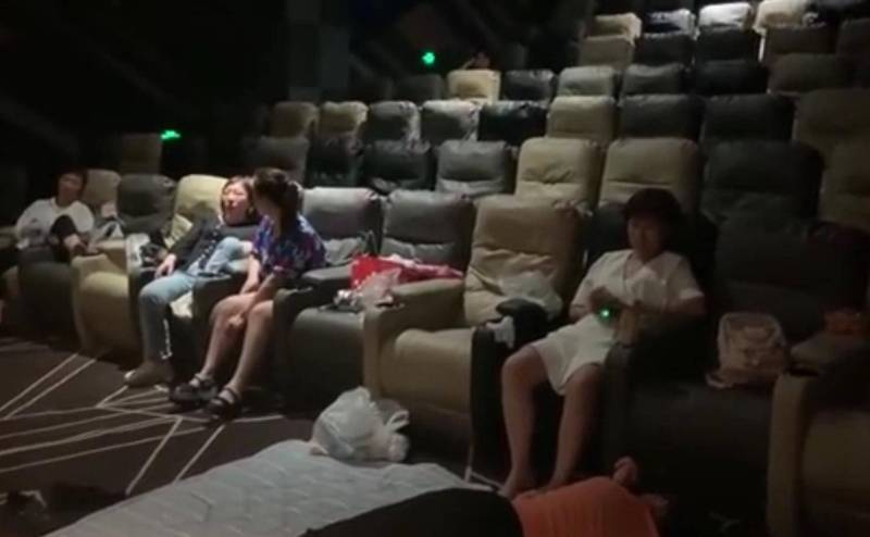 影院也优先将孕妇安排在座位休息，并将男女分别排至不同的影厅。（撷取自微博）(photo:LTN)