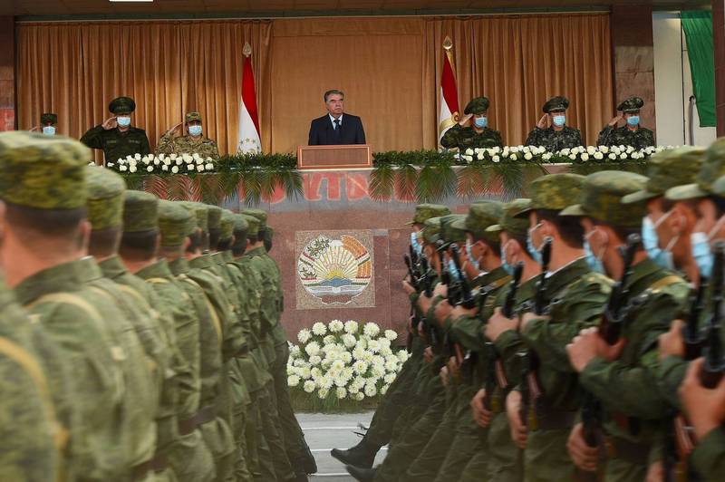 塔吉克总统拉赫蒙与军方高层一同在阅兵台上视察。（路透）(photo:LTN)