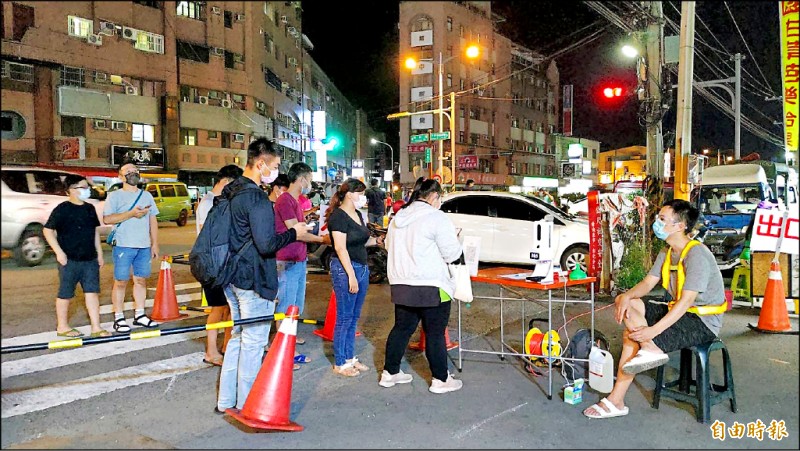 彰化市精誠夜市重新開放，除了實聯制還要量體溫與噴酒精。（記者劉曉欣攝）