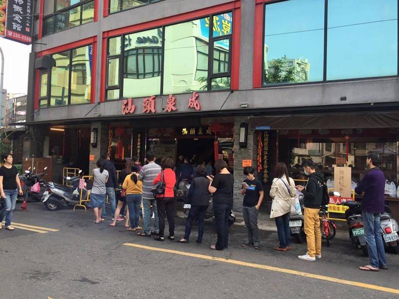 高雄汕頭泉成沙茶火鍋旗下品牌全收攤、只留總店，圖為總店先前排隊消費場景。（翻攝汕頭泉成臉書）