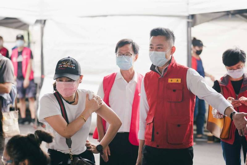 新竹市長林智堅今宣布，明（24）天周六將啟動第二階段教職員施打，為3566名公私立國、高中教師接種。（市府提供）