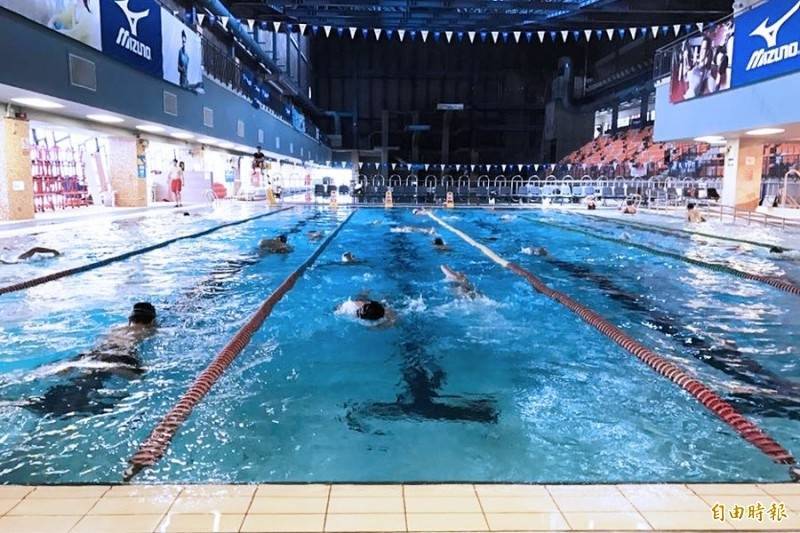國內武漢肺炎疫情趨緩，指揮官陳時中宣布7月27日至8月9日全國降為2級警戒，室內外運動場館、籃球、羽球、網球、潛水等均開放，但人與人接觸之游泳池仍不開放。（資料照）
