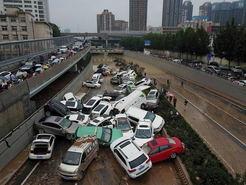 侯文超一一拍打車窗呼籲下車逃命，成功就下數十名駕駛與乘客。（法新社）