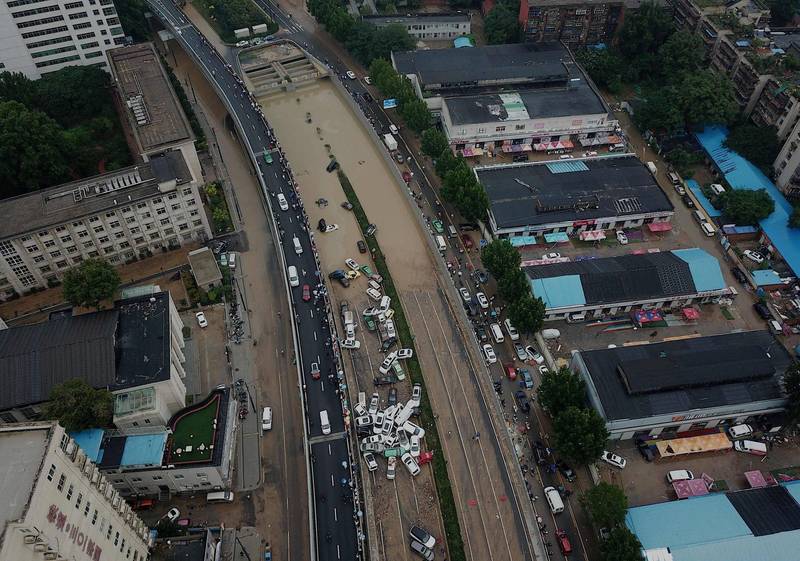 官方表示,淹水的京廣路隧道「已確認有人員遇難」,消防人員正在抽水,具體死亡數字「仍在核實」。(法新社檔案照) 官方表示,淹水的京廣路隧道「已確認有人員遇難」,消防人員正在抽水,具體死亡數字「仍在核實」。(法新社檔案照)