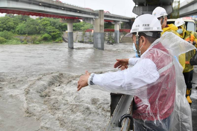三鶯大橋工程單位已提前撤離河道工程機具，侯友宜觀察大漢溪水位。（新北市政府提供）