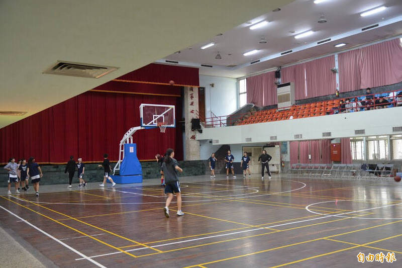 雲林縣社區、公園的籃球場開放，但校園室內、戶外籃球場仍暫不開放。（資料照，記者黃淑莉攝）