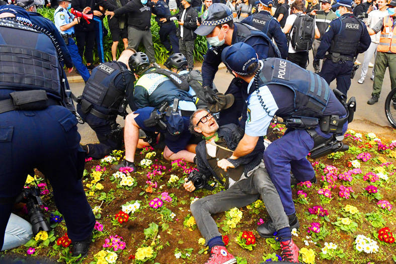 Police arrest people protesting lockdown measures at Victoria Park in Sydney, Australia, yesterday.
Photo: EPA-EFE