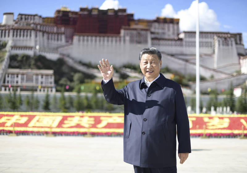 中国国家主席习近平不去河南重灾区视察，反而选择到西藏考察。图为习近平在西藏的精神象征布达拉宫前。（美联社）(photo:LTN)