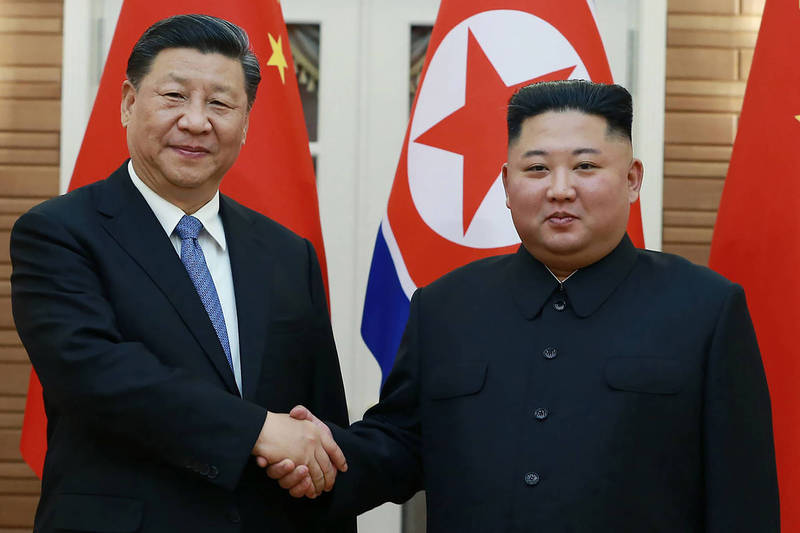 北韓領導人金正恩(右)向中國國家主席習近平(左)表示,針對鄭州洪患導致民眾傷亡以及經濟損失予以慰問。(美聯社) 北韓領導人金正恩(右)向中國國家主席習近平(左)表示,針對鄭州洪患導致民眾傷亡以及經濟損失予以慰問。(美聯社)