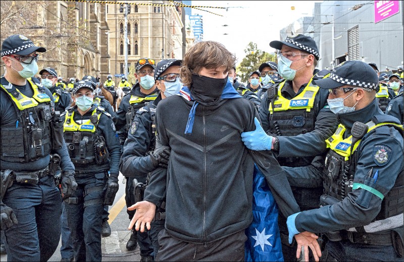 澳洲大批受夠居家令及旅行、集會禁令的民眾集結遊行，數千人不戴口罩上街展開「全球自由集會」，爆發警民衝突。（歐新社）