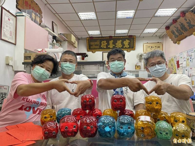 台中市道濟宮認同行善理念，捐贈24個撲滿共5萬多元給員林廣寧樂善團。（記者陳冠備攝）