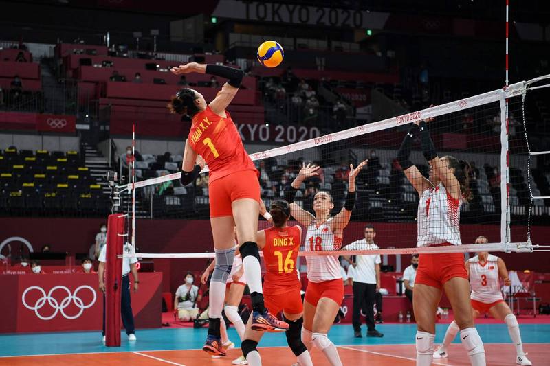 東奧女排25日的分組預賽首戰，上屆奧運冠軍中國隊（左，紅色球衣）出師不利，敗給土耳其隊（右，白色球衣）。（法新社）