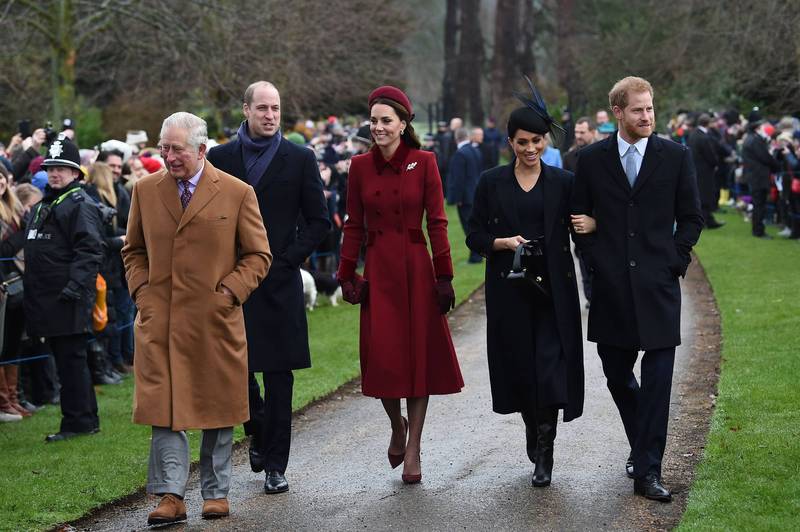 哈利王子（右图1）发布明年将推出回忆录的消息，王室担忧此书可能会「动摇」君主制，甚至会成为他父亲查尔斯王储（左图1）日后继位的阻碍。（图左至右分别是查尔斯王储、剑桥公爵夫妇威廉王子和凯特王妃、萨塞克斯公爵夫妇梅根及哈利王子）（法新社）(photo:LTN)
