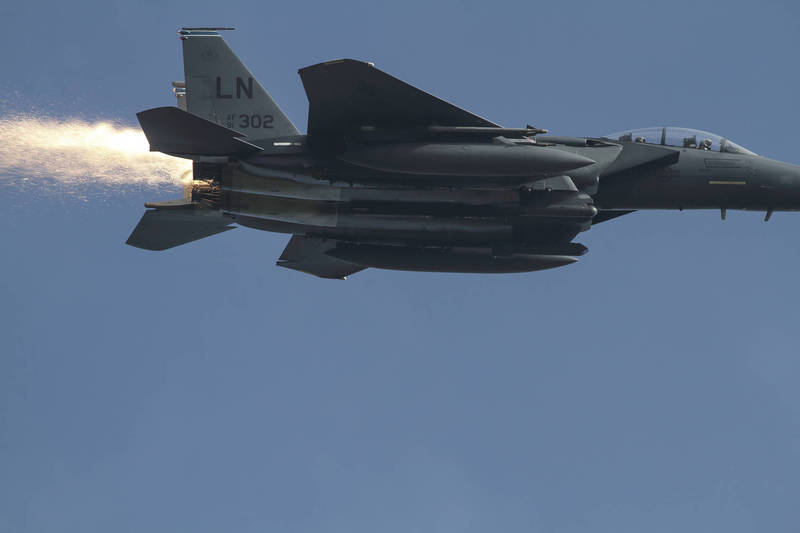英航空迷發現F-15E戰機引擎噴出不明火花，趕緊通報塔台才沒有造成意外。（美聯社）