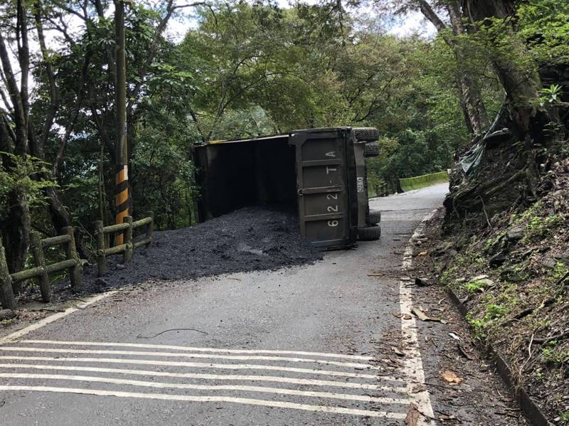 砂石車側翻後，車上滿載的砂石散落一地。（民眾提供）