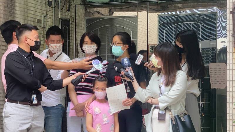 明防疫降為二級警戒，但邊境管制未鬆綁，7歲小女孩「小早妹」與美國籍父親因此分隔兩地近1個月，因思念爸爸而親手寫下陳情書給中央流行疫情指揮中心指揮官陳時中，盼能讓爸爸早日入境。（台北市議員王鴻薇提供）