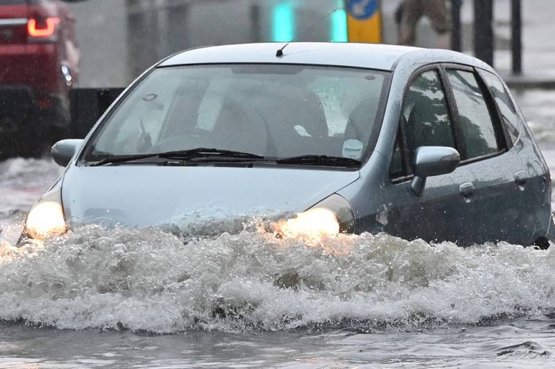 倫敦週日落下強降雨，英國氣象局針對倫敦與周邊地區發布「琥珀警報」，部分地區降雨量預估達75至100毫米，幾乎是7月平均降雨的一倍。（法新社）
