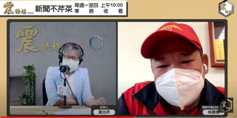 環南市場自治會長林勝東（右）今接受媒體人黃光芹（左）專訪表示，不會參加罷免無黨籍立委林昶佐，希望他後續能再為萬華人爭取更多疫苗。（翻攝「新聞不芹菜」直播）